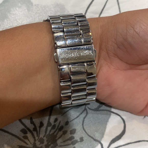 Woman’s Michael Kors watch - Picture 2 of 5